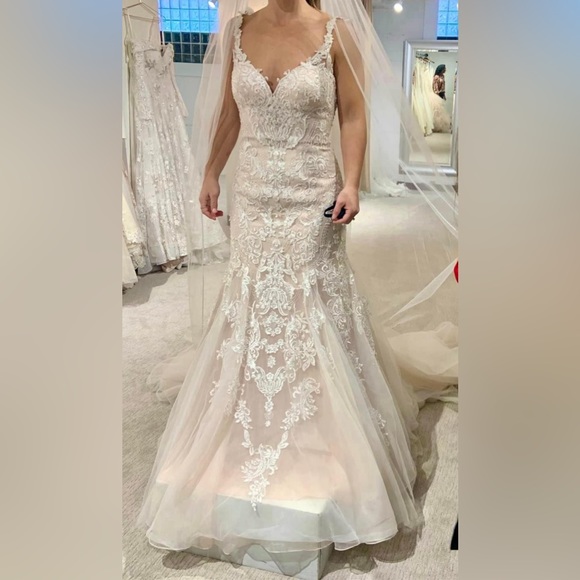 Essence Bridal Collection; Ivory w blush tone underneath;size 4-6(Bride size 10) - Picture 4 of 10